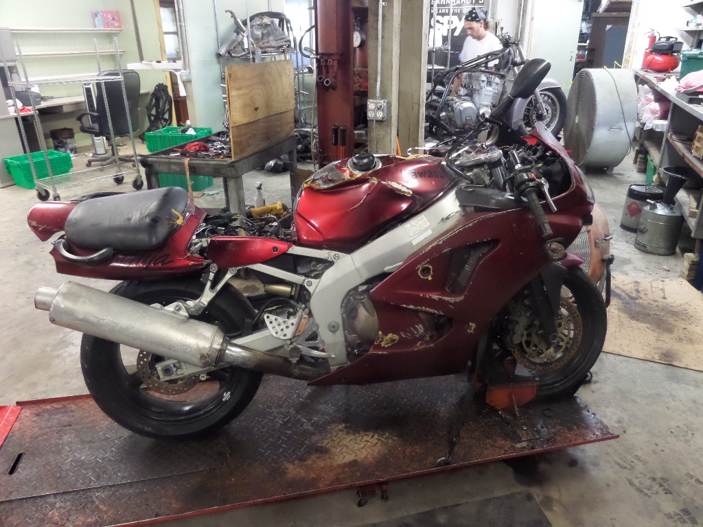 にに。 2007 KAWASAKI NINJA ZX-6R ZX600-P CDI ECU ECM MOUNT BRACKET