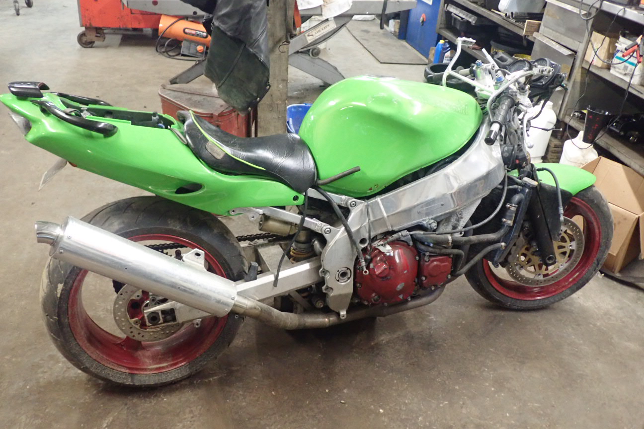 まっきー　 Kawasaki-ZX-9R-Front-Right.jpg