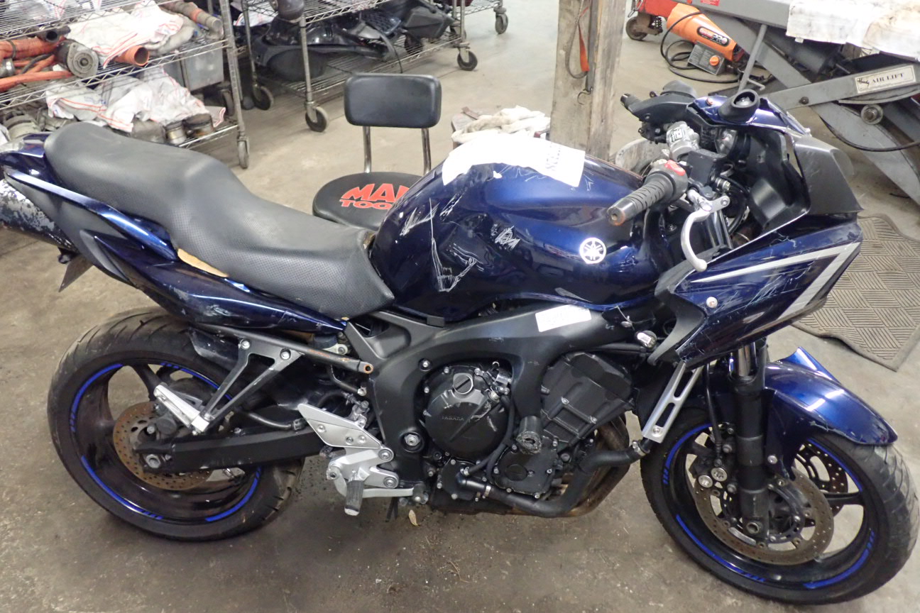 2008 YAMAHA FZ600 FRONT LEFT FOOT PEG W/ MOUNT | eBay