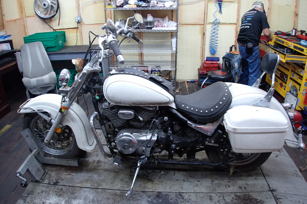 2003 SUZUKI VL800Z FRONT RIGHT FOOT PEG W/ MOUNT | eBay